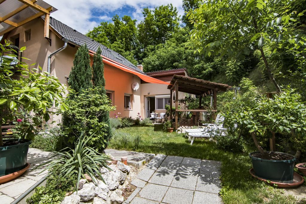 Vagi Apartment Sarvar Exterior photo